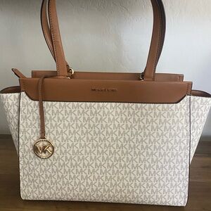 Michael Kors Womens Logo Bag / Vanilla